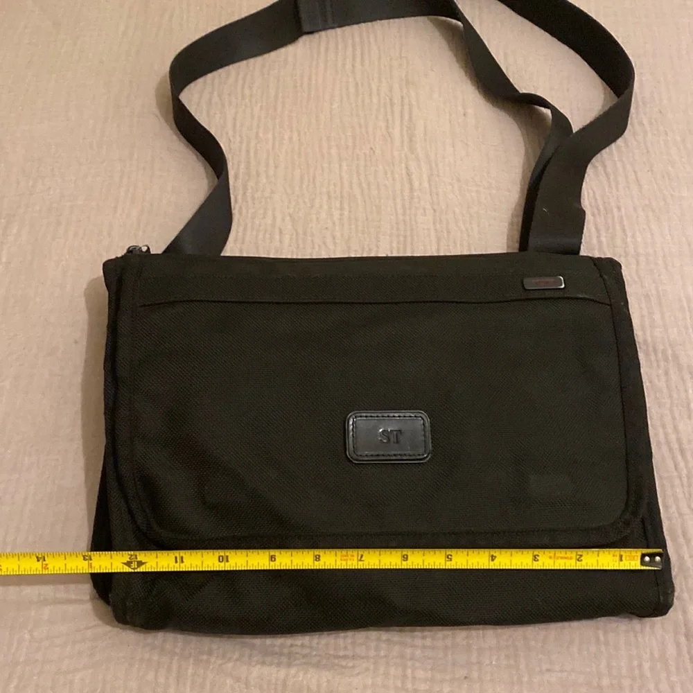 Tumi Alpha Slim Expandable Messenger Bag Black Ballistic Nylon Flip Over 22177DH
